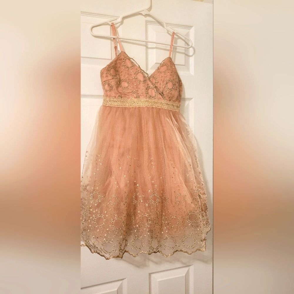 Cute short prom dress. Great for 8th grade dance too.